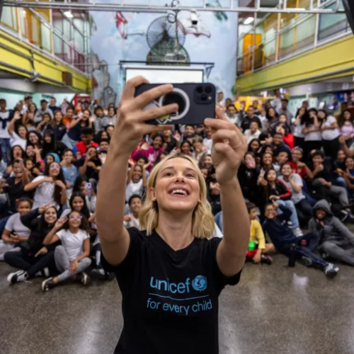 Millie Bobby Brown inspira adolescentes brasileiras em visita com o UNICEF