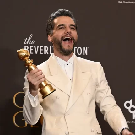 Wagner Moura vence Globo de Ouro de melhor ator em filme dramático por 'O Agente Secreto' (Phil McCarten/CBS/Getty Images) Leia mais em: https://veja.abril.com.br/cultura/os-brindes-milionarios-que-wagner-moura-ganha-por-vitoria-no-globo-de-ouro/