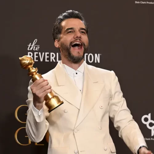 Wagner Moura vence Globo de Ouro de melhor ator em filme dramático por 'O Agente Secreto' (Phil McCarten/CBS/Getty Images) Leia mais em: https://veja.abril.com.br/cultura/os-brindes-milionarios-que-wagner-moura-ganha-por-vitoria-no-globo-de-ouro/