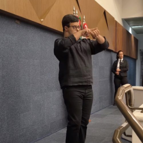 Jovem com síndrome de Down faz história como intérprete de Libras no Parlamento