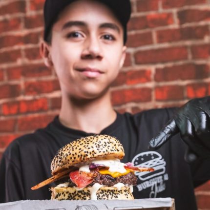 Adolescente transforma sonho em negócio e faz sucesso com lanches